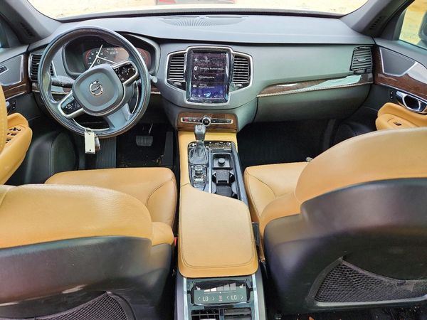 2017 VOLVO XC90 Momentum