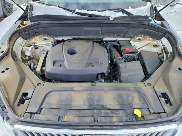2020 VOLVO XC90 Inscription — Engine bay