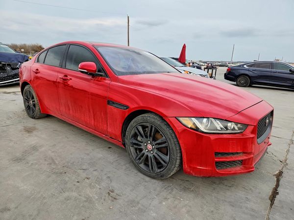2018 JAGUAR XE Prestige — Passenger 3/4