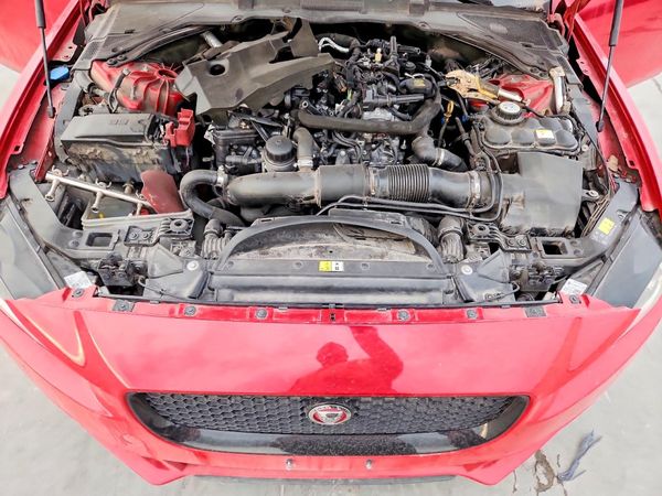2018 JAGUAR XE Prestige — Engine bay