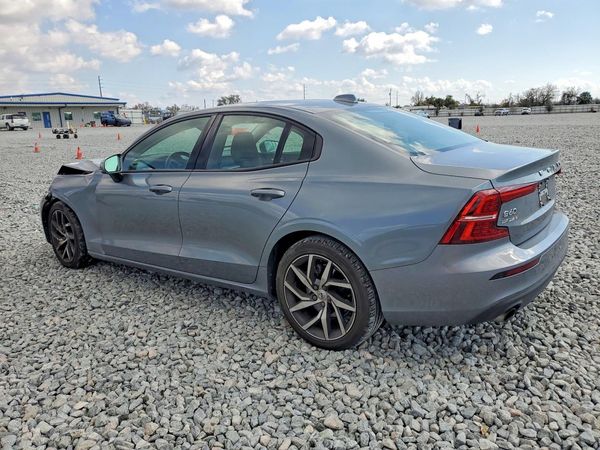 2020 VOLVO S60 Momentum