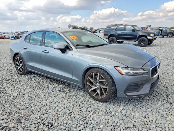2020 VOLVO S60 Momentum