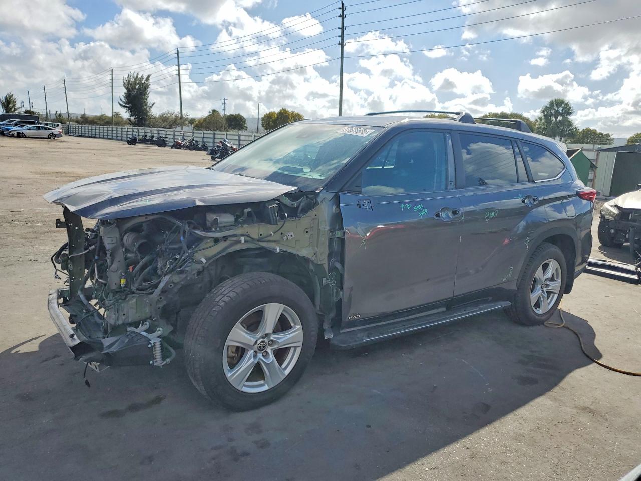 2023 TOYOTA HIGHLANDER LE
