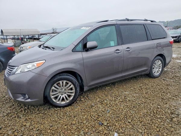 2017 TOYOTA SIENNA