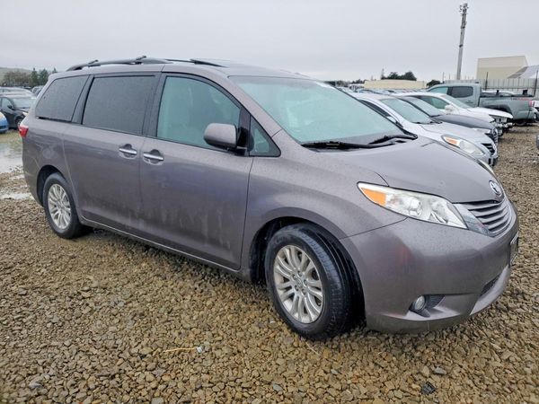 2017 TOYOTA SIENNA