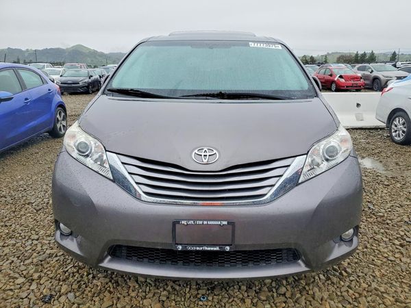 2017 TOYOTA SIENNA