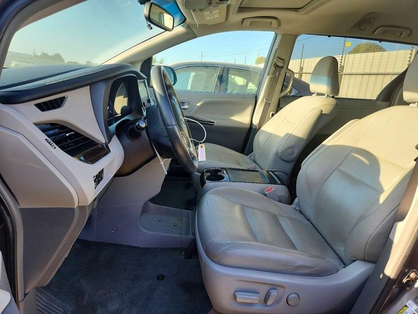 2017 TOYOTA SIENNA