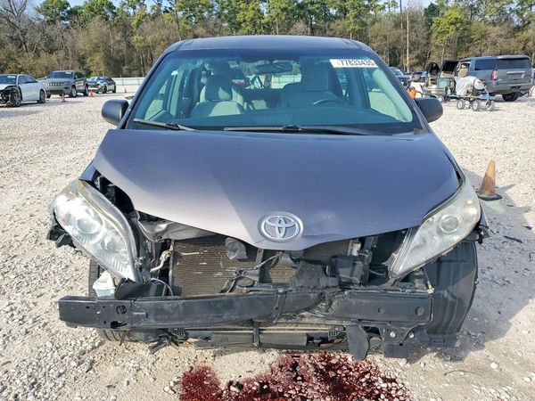 2017 TOYOTA SIENNA