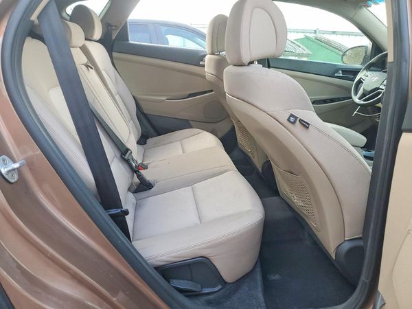 2017 HYUNDAI TUCSON SE (no options)