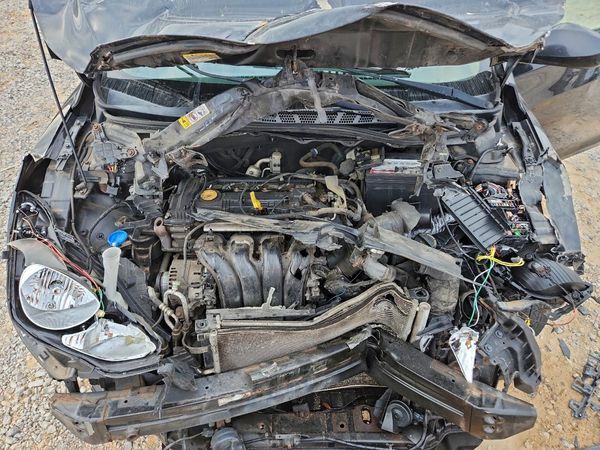 2013 HYUNDAI ELANTRA — Engine bay
