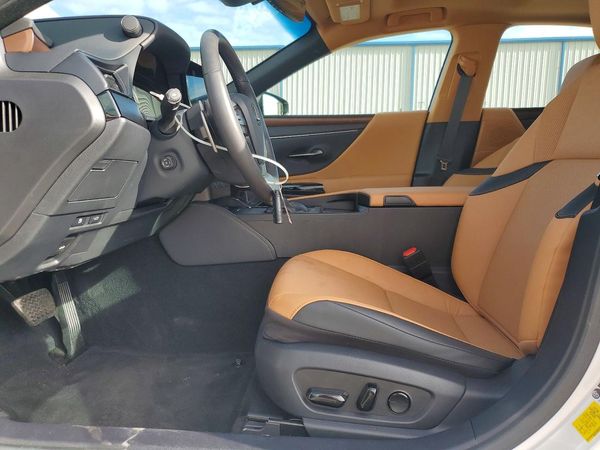 2025 LEXUS ES