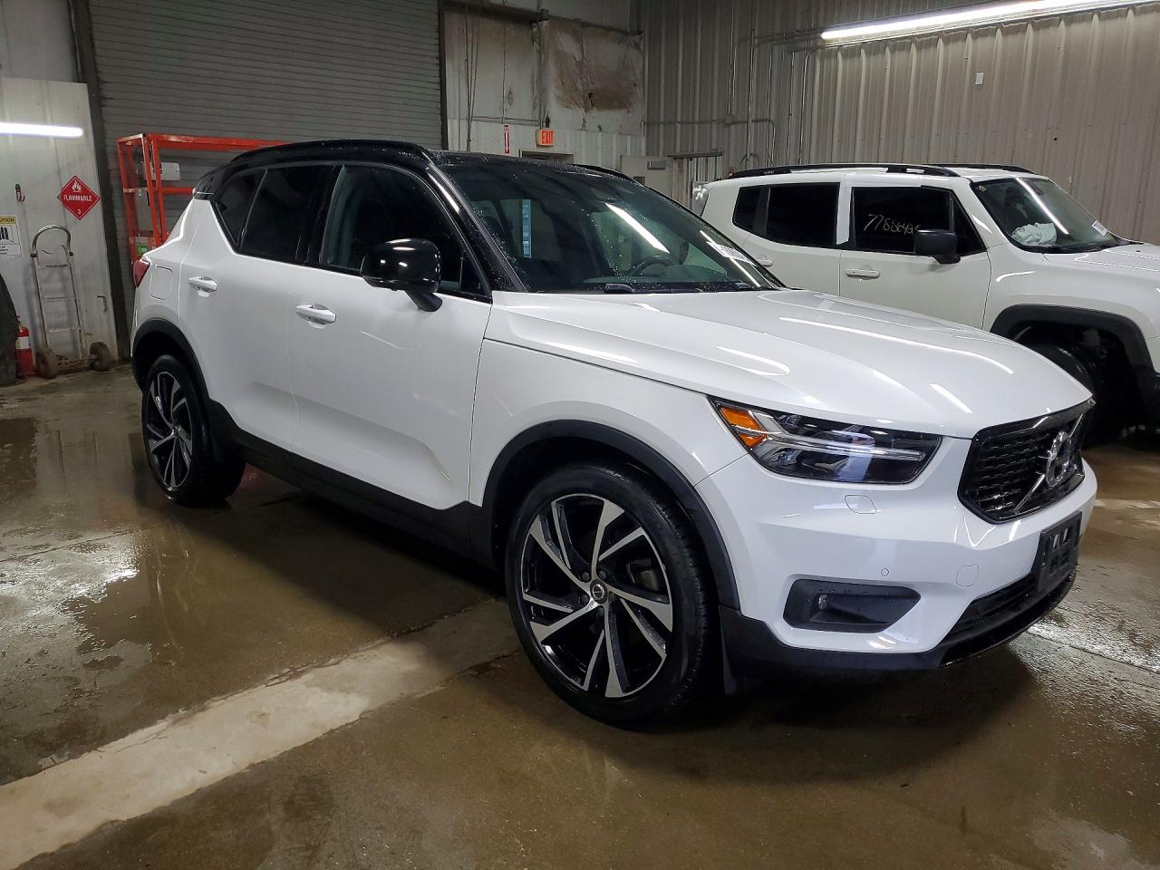 2021 VOLVO XC40 R-Design