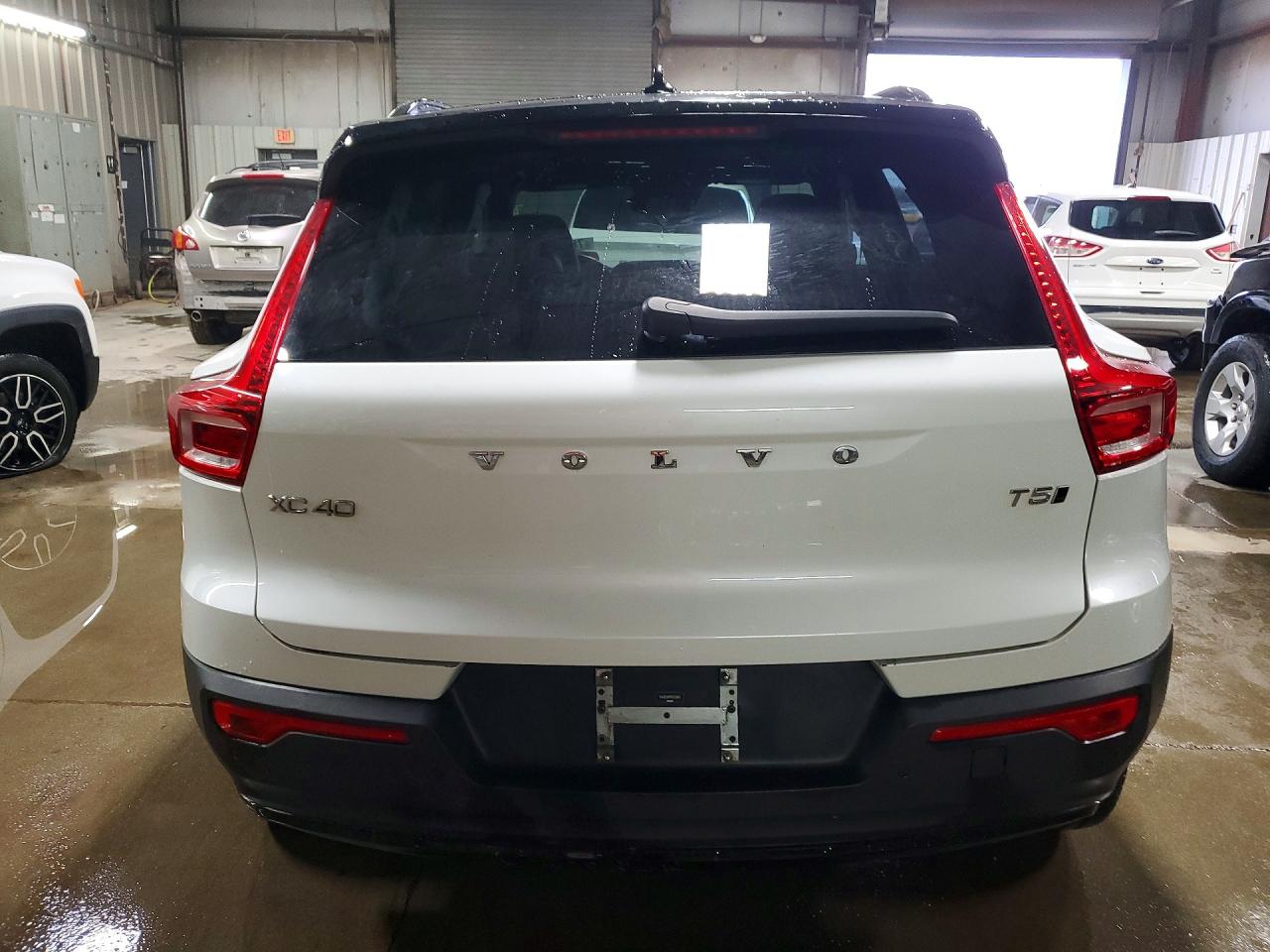 2021 VOLVO XC40 R-Design