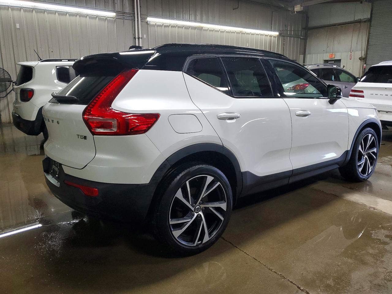 2021 VOLVO XC40 R-Design