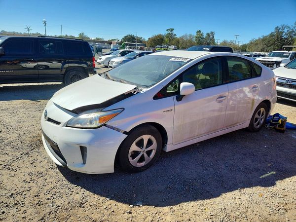 2015 TOYOTA PRIUS — Front 3/4
