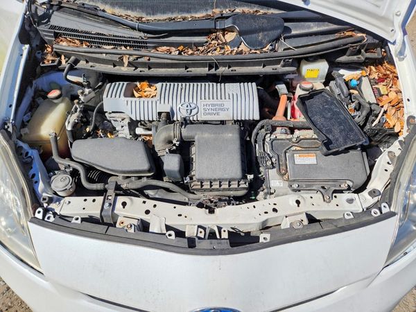 2015 TOYOTA PRIUS — Engine bay