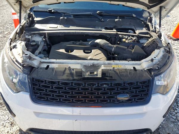 2017 LAND ROVER DISCOVERY SE — Engine bay