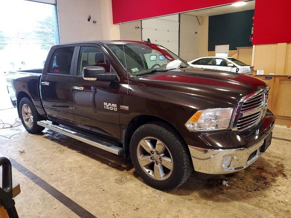 2017 RAM 1500 SLT CREW CAB 4X4