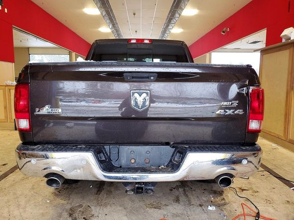 2017 RAM 1500 SLT CREW CAB 4X4
