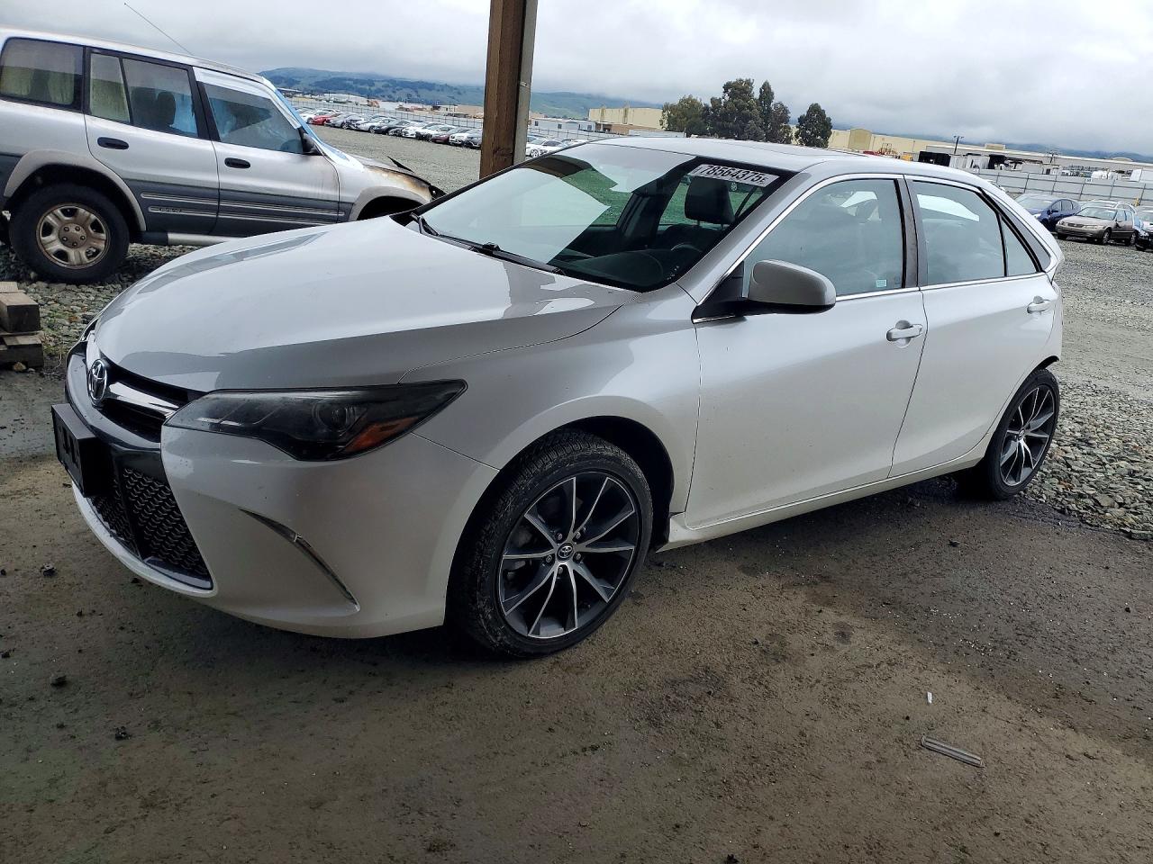 2017 TOYOTA CAMRY XLE/XSE — Front 3/4