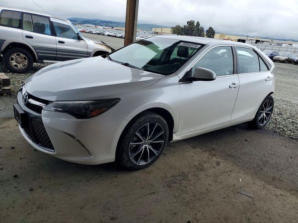 2017 TOYOTA CAMRY XLE/XSE — Front 3/4