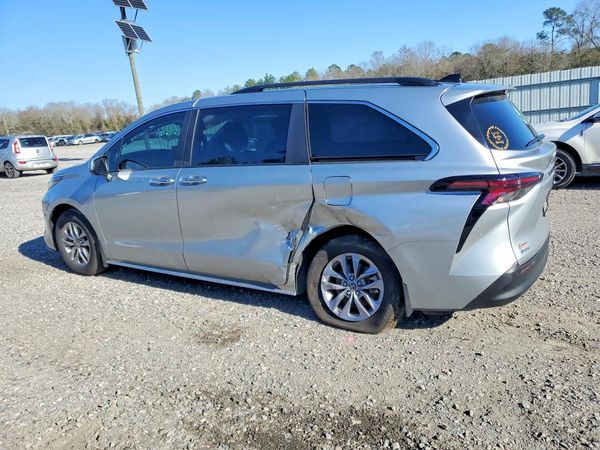 2025 TOYOTA SIENNA XLE