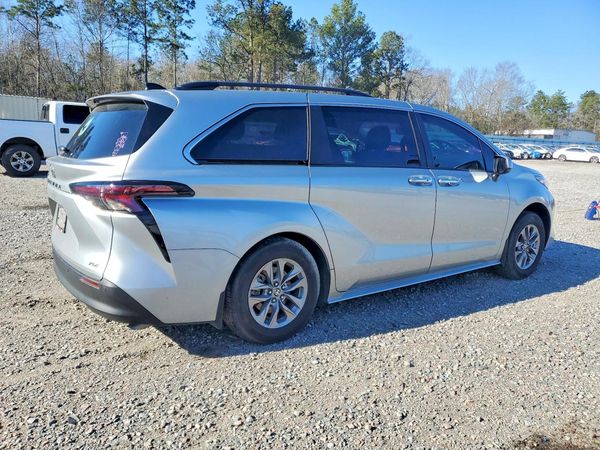 2025 TOYOTA SIENNA XLE