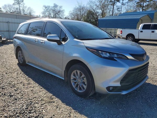 2025 TOYOTA SIENNA XLE