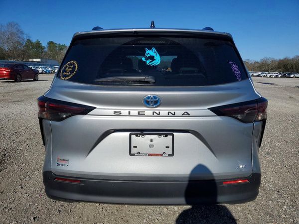 2025 TOYOTA SIENNA XLE