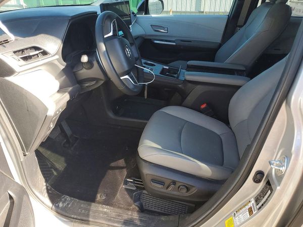 2025 TOYOTA SIENNA XLE