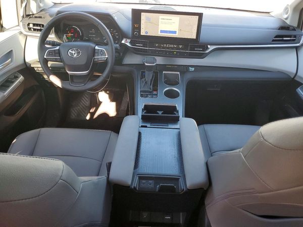 2025 TOYOTA SIENNA XLE
