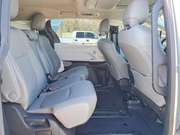 2025 TOYOTA SIENNA XLE