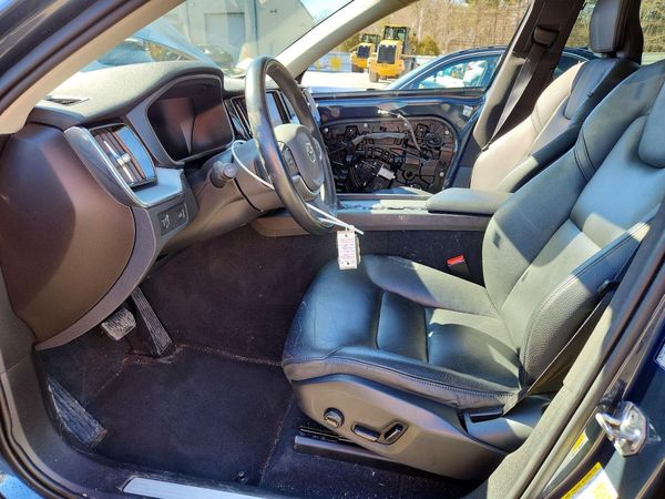 2019 VOLVO XC60 Momentum