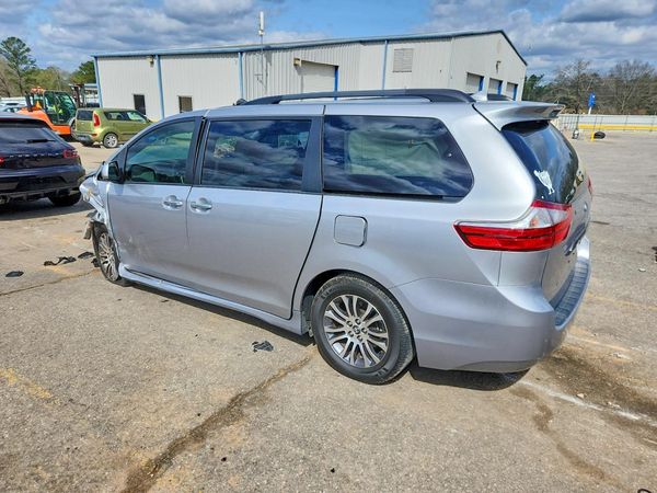 2018 TOYOTA SIENNA