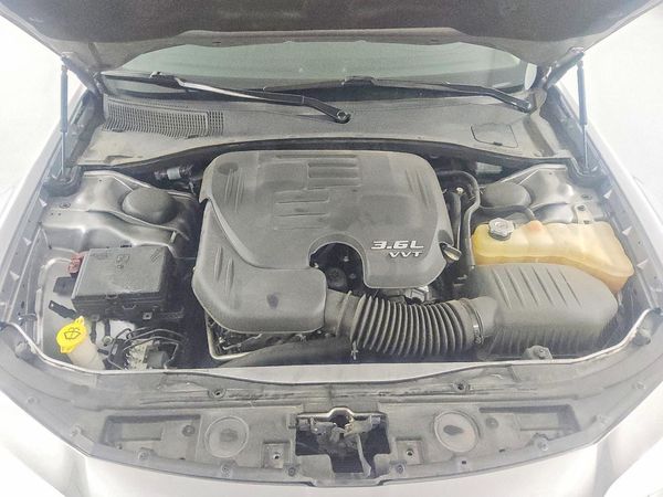 2018 CHRYSLER 300 300 Limited — Engine bay