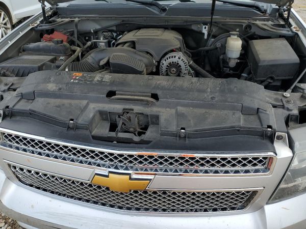 2012 CHEVROLET TAHOE LT — Engine bay