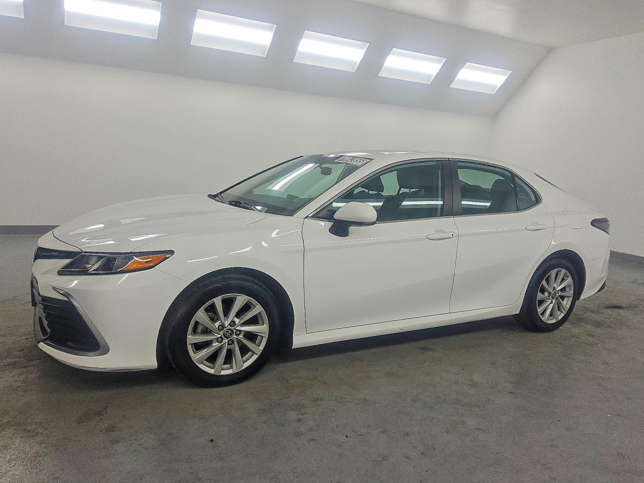 2022 TOYOTA CAMRY LE — Front 3/4