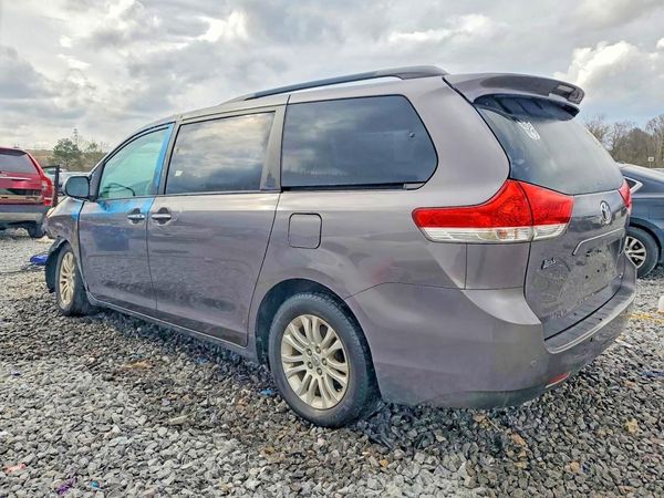2014 TOYOTA SIENNA