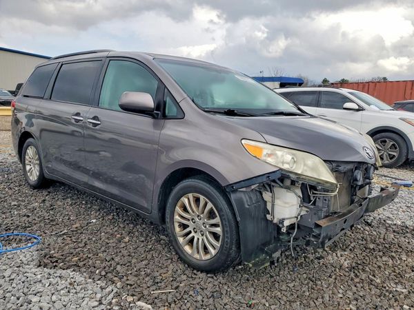 2014 TOYOTA SIENNA