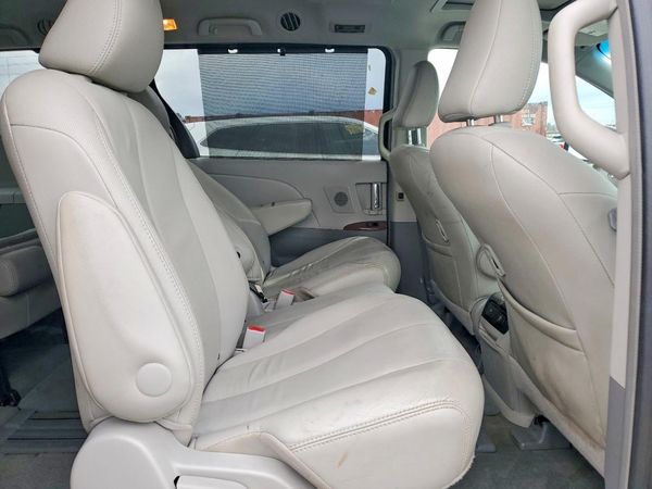 2014 TOYOTA SIENNA
