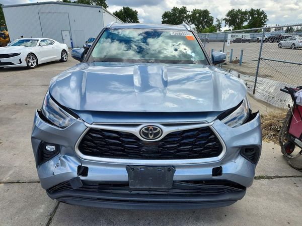 2021 TOYOTA HIGHLANDER XLE Nav