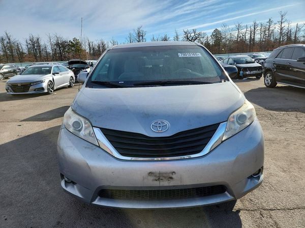 2013 TOYOTA SIENNA
