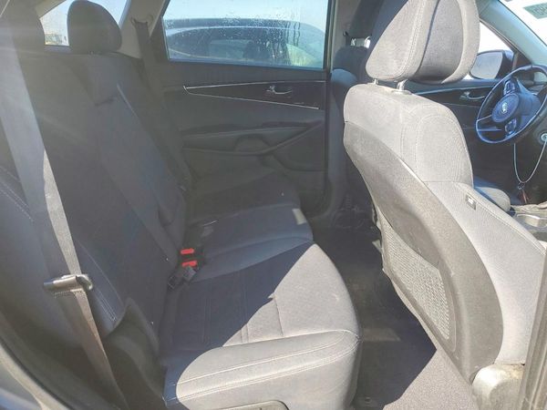 2016 KIA SORENTO L / LX