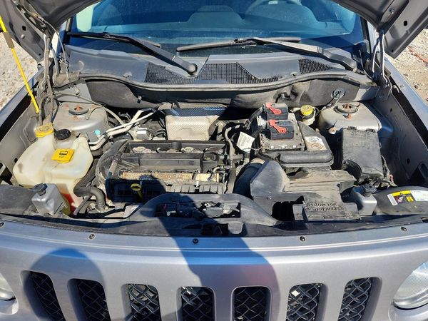 2016 JEEP PATRIOT Latitude — Engine bay