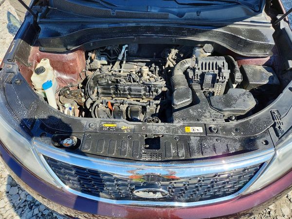 2015 KIA SORENTO GL — Engine bay