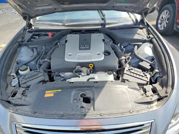 2013 INFINITI G37 CONVER — Engine bay