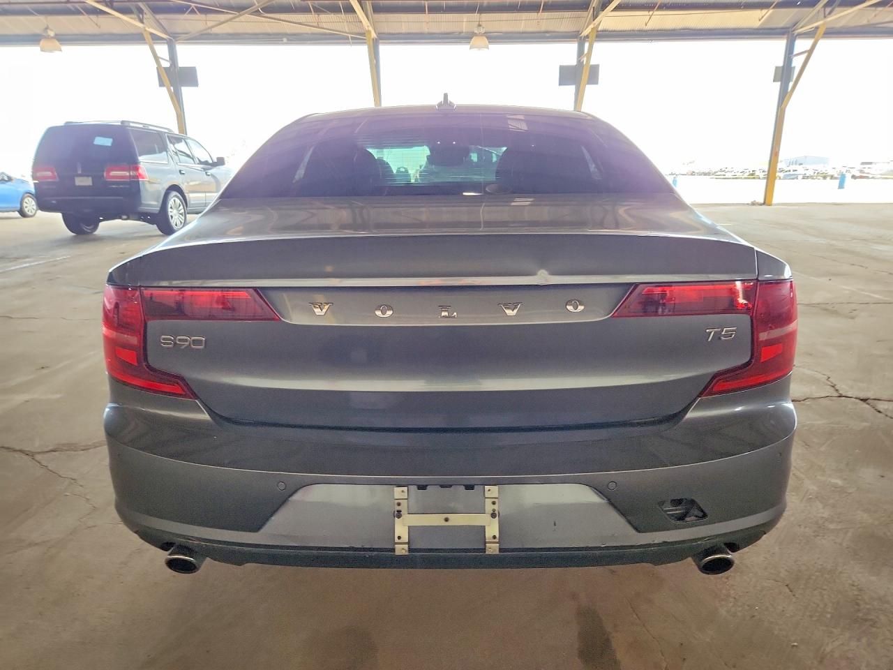 2017 VOLVO S90 Momentum