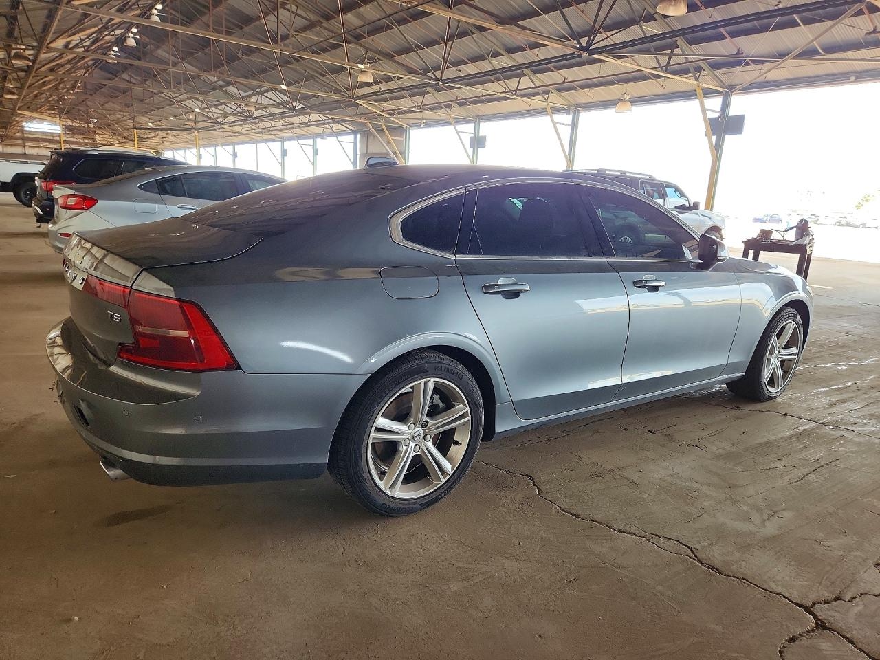 2017 VOLVO S90 Momentum