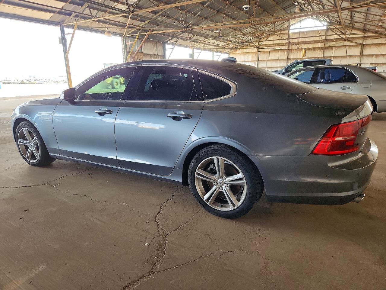 2017 VOLVO S90 Momentum