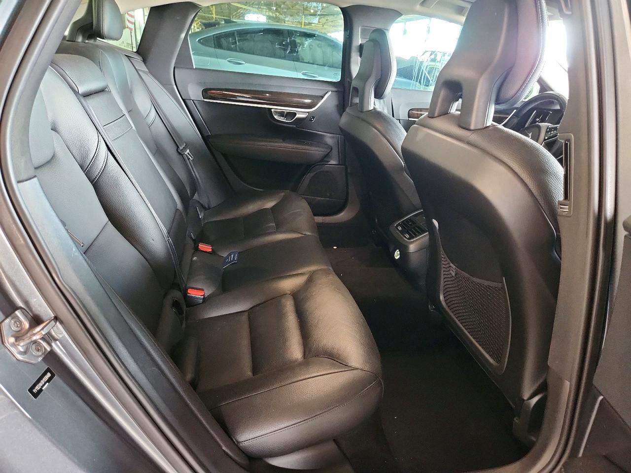 2017 VOLVO S90 Momentum